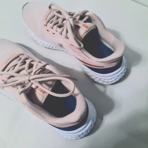 Nike Revolution 5 Sneakers Shoes Womens Sz 6.5 Barely Rose Athletic Running - Picture 3 of 8